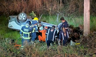 Folha do Estado | Motorista fica preso às ferragens após capotamento e é resgatado pelos Bombeiros