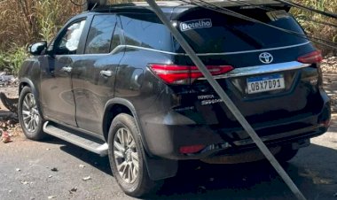 Folha do Estado | Carro utilizado por Botelho bate em poste e derruba rede elétrica em Cuiabá