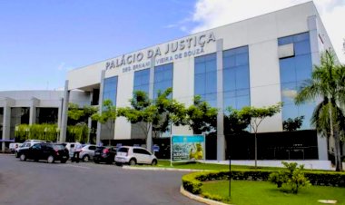 Servidor tenta retornar ao cargo após ser condenado por desviar mais de 800 caixas de papel de Fórum de Cuiabá