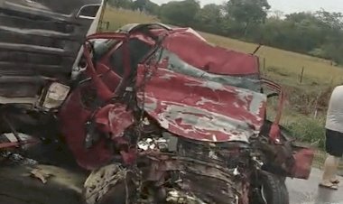 Acidente com carreta e veículo deixa dois mortos e BR