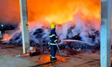 Incêndio de grandes proporções atinge galpão de recicláveis em Rondonópolis