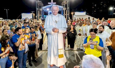 Escultura em homenagem ao Papa João Paulo II é inaugurada em Cuiabá