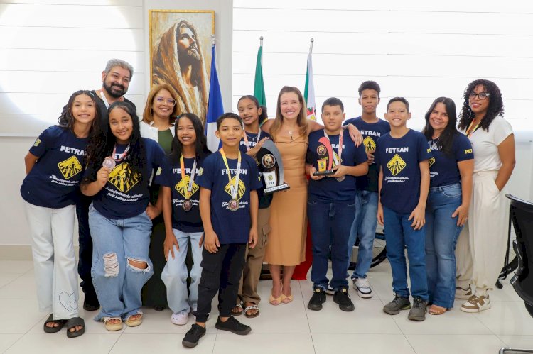 Alunos da EMEB Professor Paulo Freire Celebram Vitória no FETRAN 2026 com Prefeita de Várzea Grande