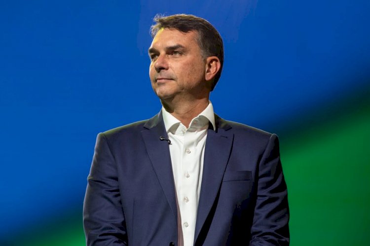 Flávio Bolsonaro chega aos Estados Unidos em meio a controvérsias