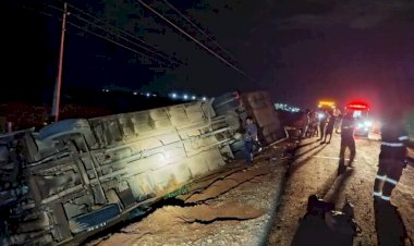 Ônibus de viagem com 26 passageiros capota em MT; 6 em estado grave