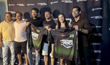 Edy Britto e Samuel recebem camiseta oficial do 5º Festival de Pesca durante show em São José do Couto