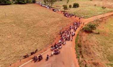 Cavalgada Outubro Rosa reúne mulheres em Campinápolis e reforça conscientização sobre o câncer de mama