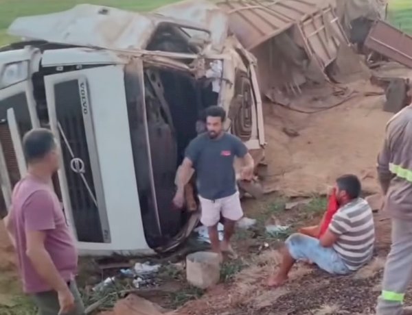 Motorista escapa ileso após carreta tombar na BR-158 próximo a Nova Xavantina