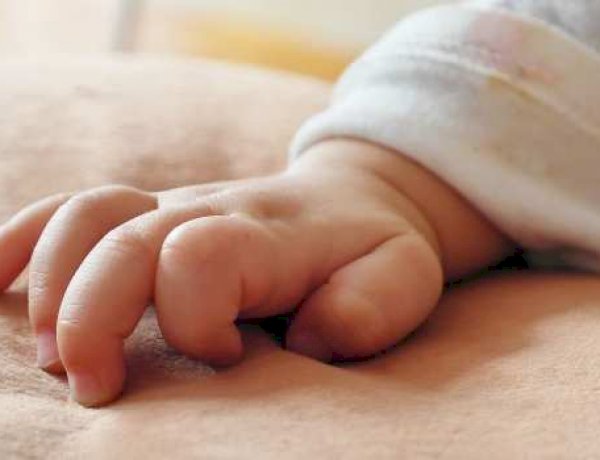 Mãe investigada pela morte da filha de três meses em 2003 é presa aos 51 anos