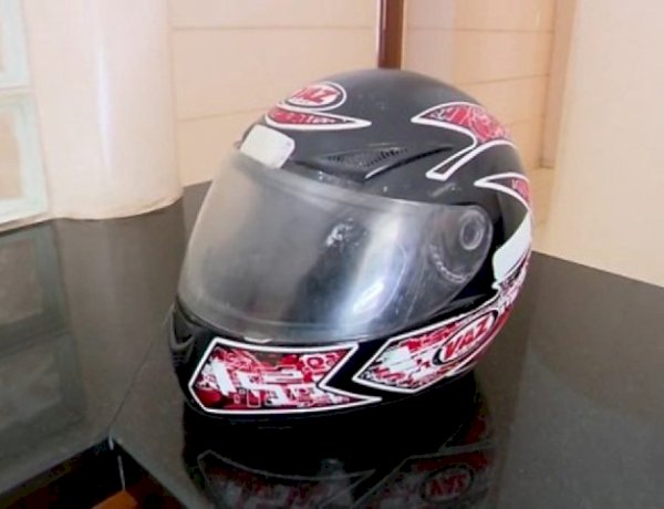 Mãe é presa suspeita de agredir filha com vara e capacete