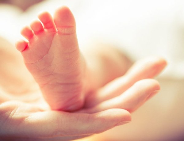 Bebê de 10 meses é agredida com rodo e abandonada pelos pais no hospital em Confresa