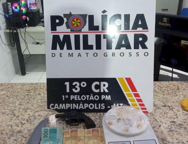 Polícia Militar prende suspeito por tráfico de drogas e apreende crack, simulacro de arma e dinheiro em Campinápolis