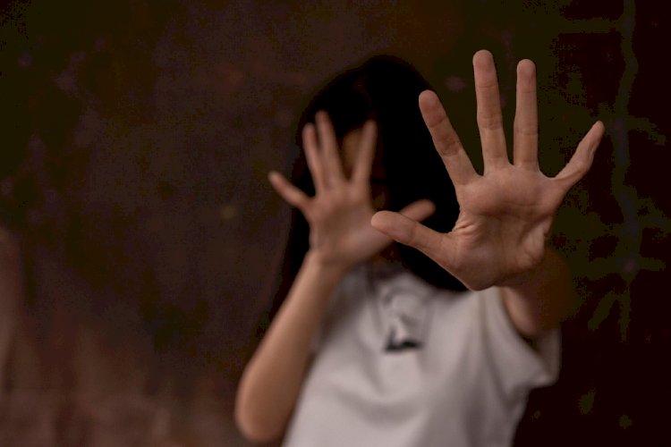 Polícia prende mulher que permitia que marido estuprasse filha em MT