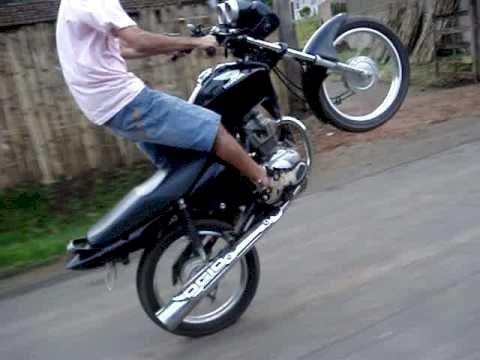 Menor empina moto na frente da PM, tenta fugir, mas é apreendido em Barra do Garças