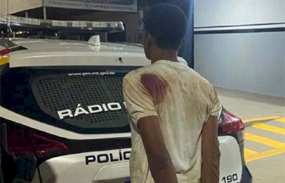 Homem tenta invadir ônibus, agride funcionária do guichê e apanha de populares