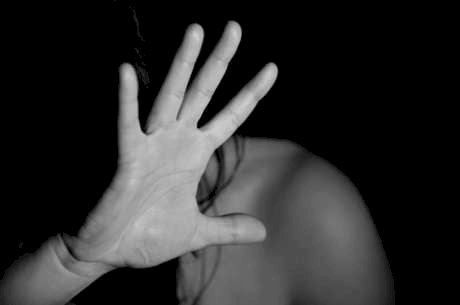 Menina de 13 anos é espancada por 'amigas', gravada nua e jogada de barranco em Barra do Garças