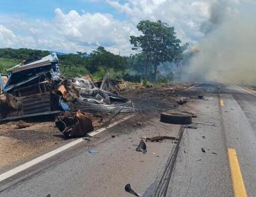 Caminhoneiro morre carbonizado e outro preso às ferragens em batida na BR-070