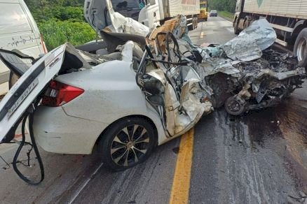 Médica bate carro em carreta e morre na BR-070