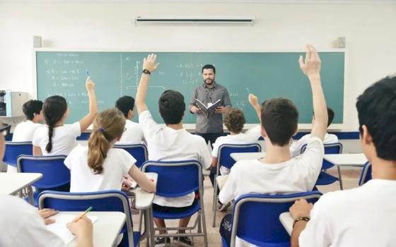 Professores suspendem aulas após atraso no pagamento de salário em cidade no interior de MT