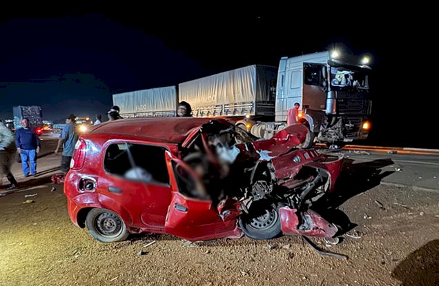 Indígenas morrem em colisão frontal entre Fiat Uno e carreta na BR-158; vídeo