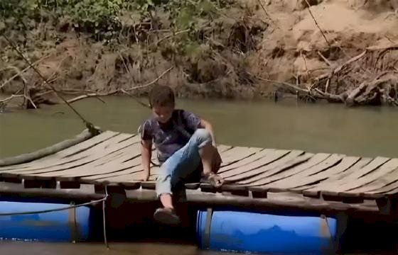 Comunidade improvisa balsa para garantir que crianças cheguem à escola há mais de 7 meses em MT