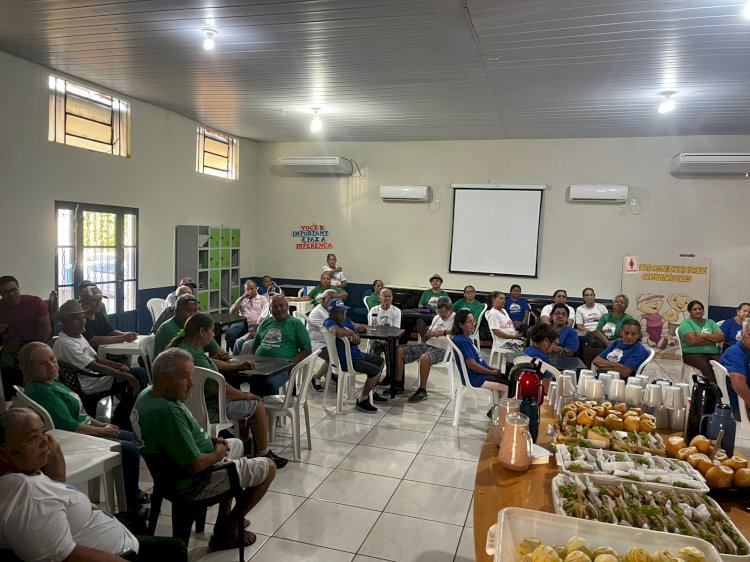 Prefeitura de Campinápolis promove palestra sobre alimentação saudável no Clube da Terceira Idade