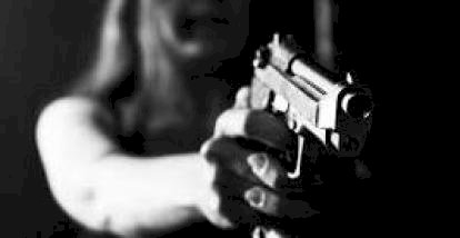 Mulher é presa suspeita de atirar contra a filha durante discussão em chácara na zona rural de Cocalinho