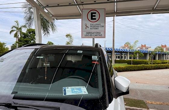 Detran-MT emite mais de 2.700 credenciais de estacionamento para pessoas com autismo