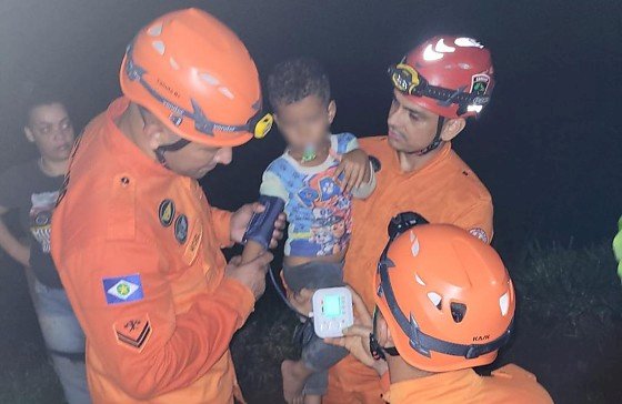 Corpo de Bombeiros localiza criança de quatro anos que desapareceu em área de mata
