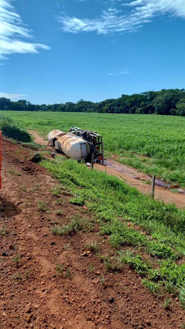 Carreta-tanque tomba na BR-158 e provoca vazamento de diesel próximo ao Rio Areões