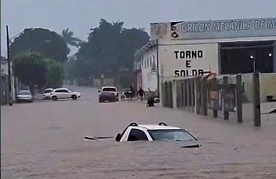 Chuva forte alaga ruas e concessionária em Primavera do Leste
