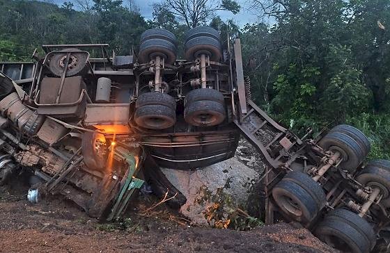Paciente morre após ambulância colidir com carreta na BR-070, em General Carneiro