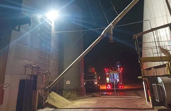 Bombeiros atuam por oito horas para conter incêndio em secador de grãos às margens da BR-070.