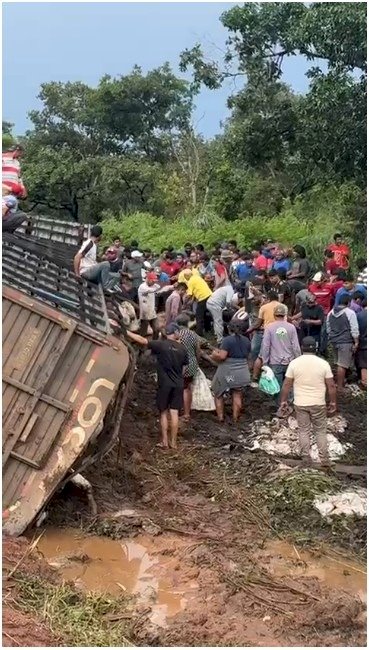 Caminhão com gado tomba na BR-070 em General Carneiro e cena de abate de animais chama atenção na rodovia