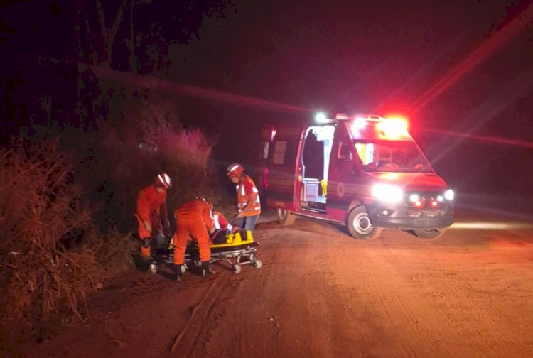 Veículo cai em córrego na MT-110 após falha elétrica durante a noite
