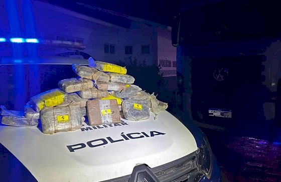 Polícia Militar prende caminhoneiro com 27 quilos de maconha skank em Água Boa