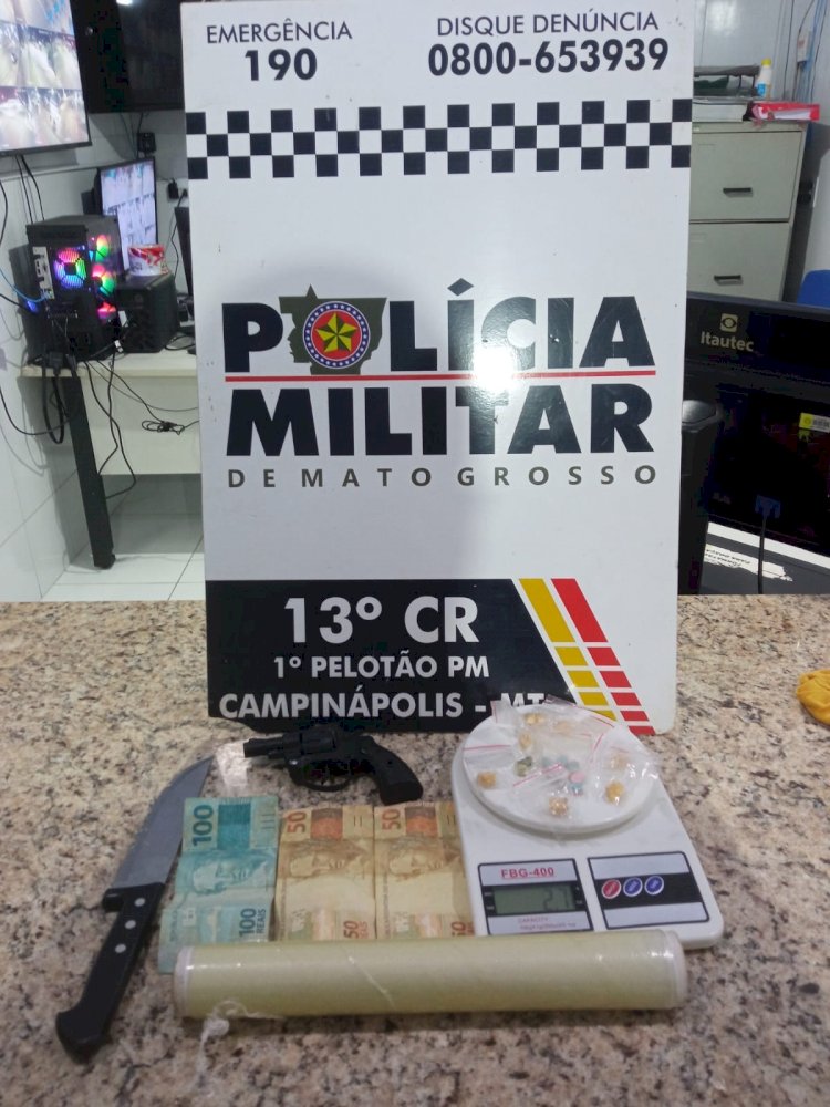 Polícia Militar prende suspeito por tráfico de drogas e apreende crack, simulacro de arma e dinheiro em Campinápolis