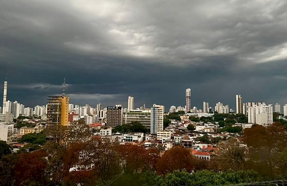 Frente fria e calor intenso mudam o tempo em MT nesta semana. Energisa alerta para raios e ventos de até 90 km/h