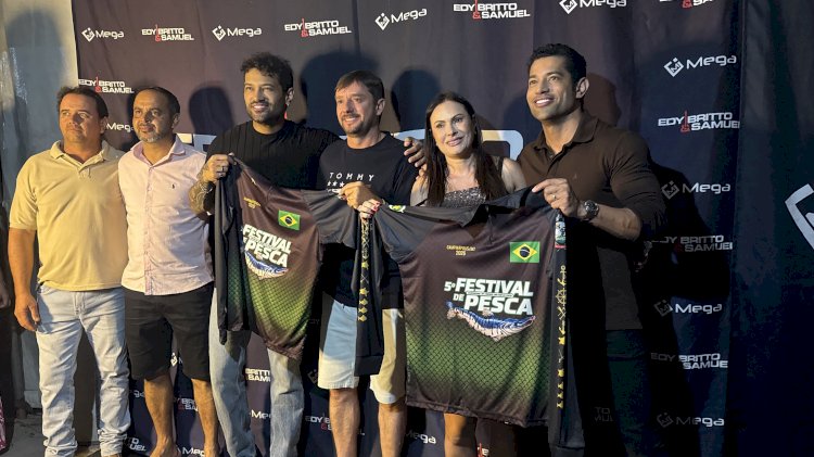 Edy Britto e Samuel recebem camiseta oficial do 5º Festival de Pesca durante show em São José do Couto