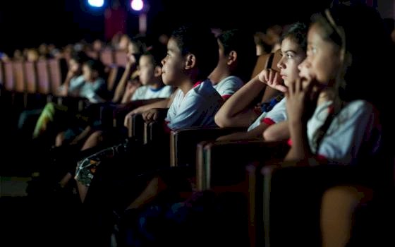 Lei aprovada pela ALMT garante sessões de cinema adaptadas para crianças com autismo